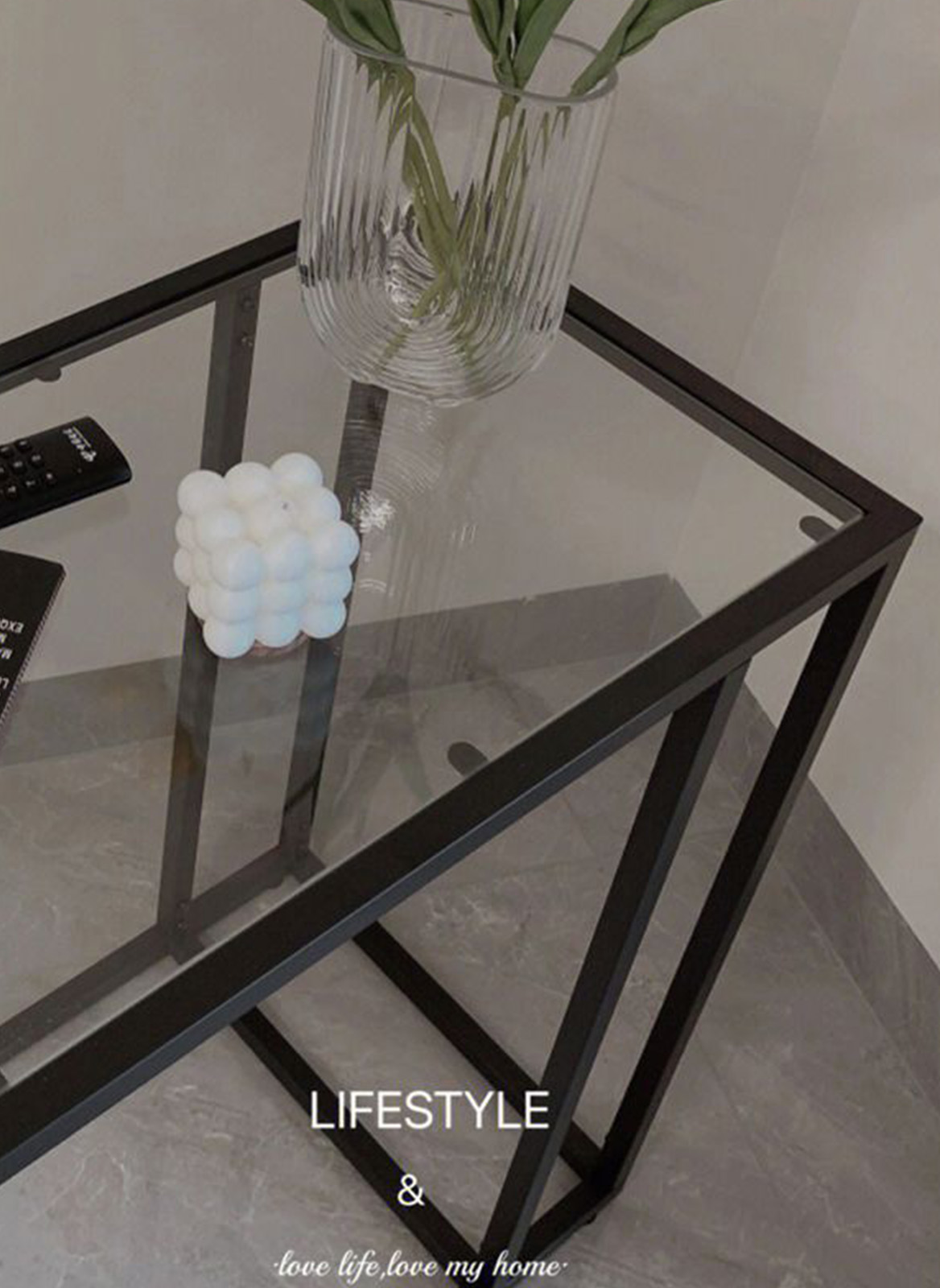 INS نمط شقة صغيرة شفافة الزجاج المقسى طاولة القهوة / أريكة طاولة جانبية معدنية 35 * 55 * 65cm