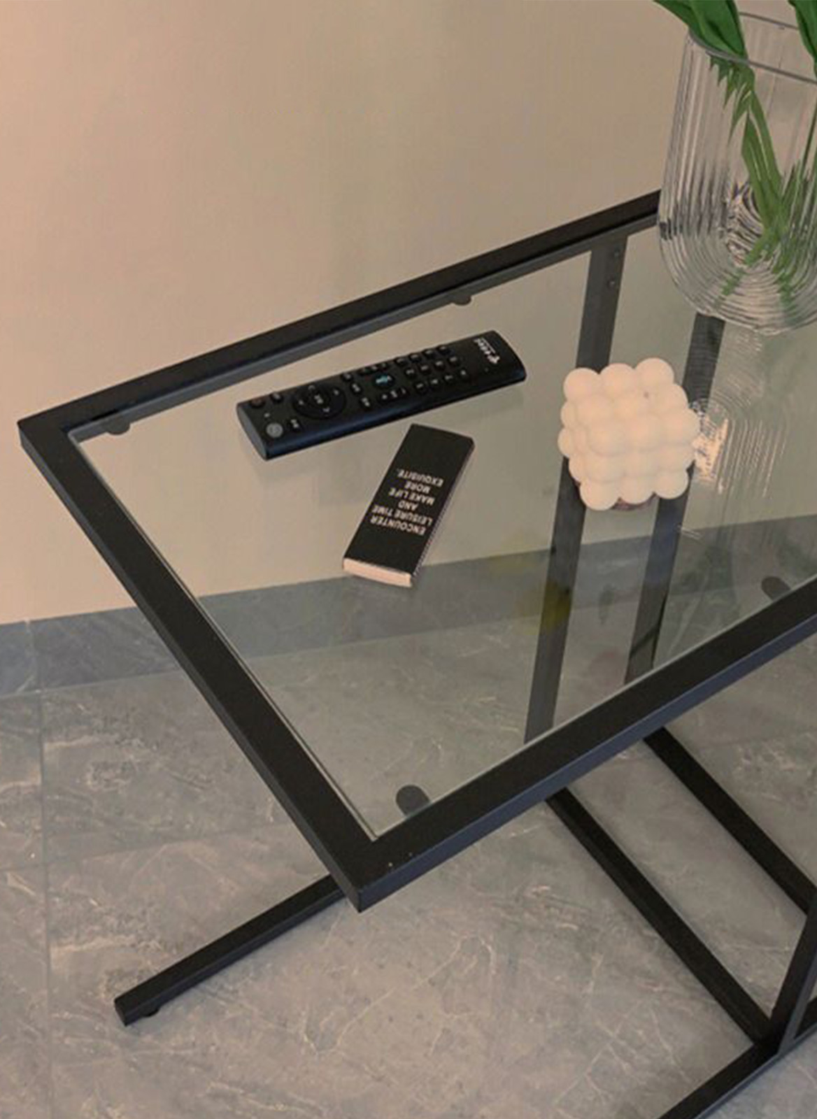 INS نمط شقة صغيرة شفافة الزجاج المقسى طاولة القهوة / أريكة طاولة جانبية معدنية 35 * 55 * 65cm